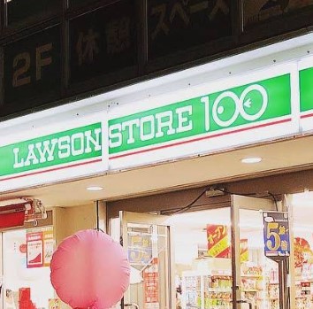 コンビニ　ローソンストア１００（コンビニ）まで160m