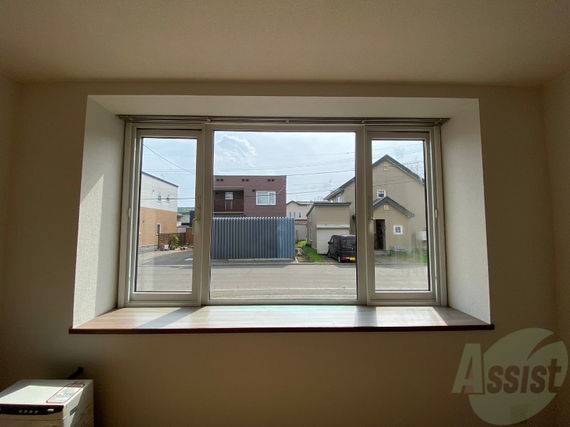 バルコニー　窓が大きいので風の通りが良さそうですね！！