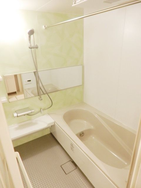 バス・シャワールーム　広々とした浴室乾燥機能付きのお風呂です。