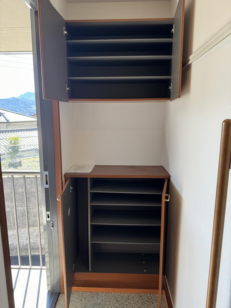 玄関　シューズボックス、手すり