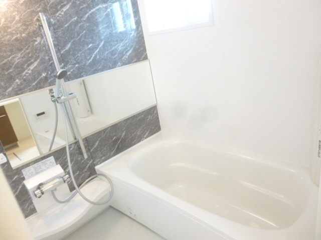 バス・シャワールーム　１坪タイプ浴室（小窓付）