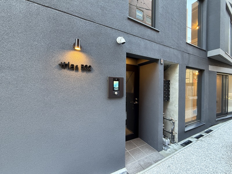 エントランス　エントランスもライティングされていておしゃれです