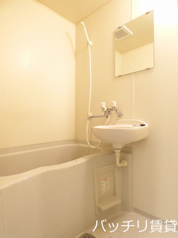 バス・シャワールーム　写真は別号室の為の為、現状優先になります。