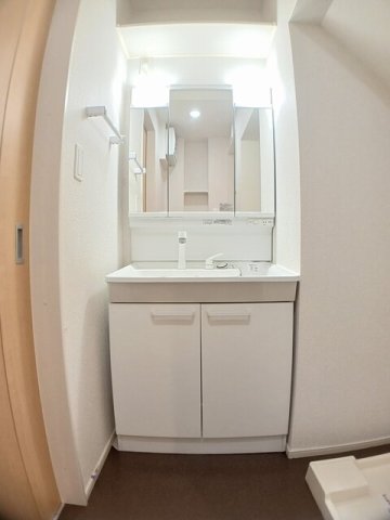 洗面設備　ゆったりとスペースのある洗面所