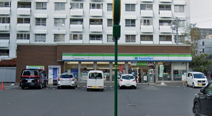 コンビニ　ファミリーマート札幌南6条西9丁目店（コンビニ）まで303m