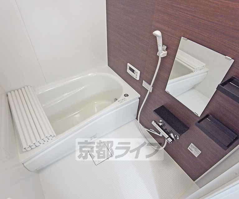 バス・シャワールーム　清潔感のあるお風呂です。