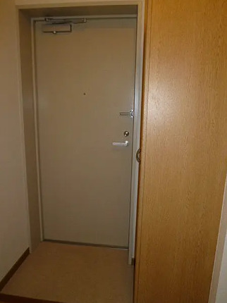 玄関　別部屋の画像を使用しております。