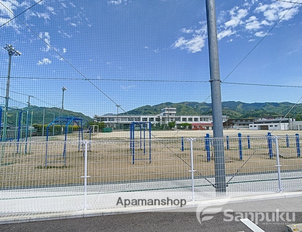 小学校　川上小学校（小学校）まで1074m