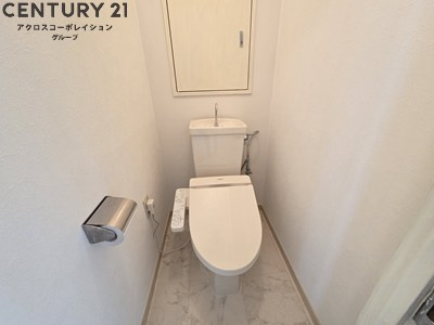 トイレ　温水洗浄便座付きのトイレです♪