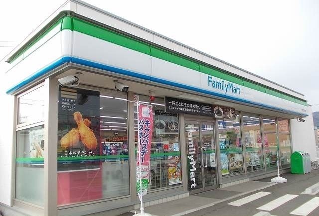 コンビニ　ファミリーマート上大井店（コンビニ）まで400m