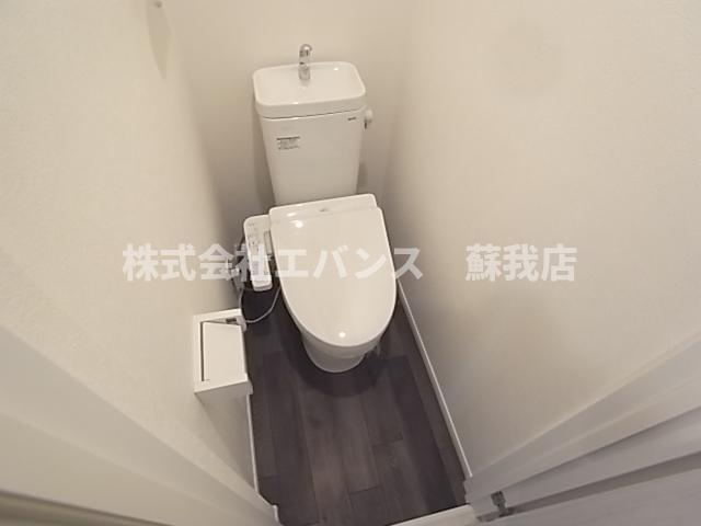トイレ　落ち着いた色調のトイレです