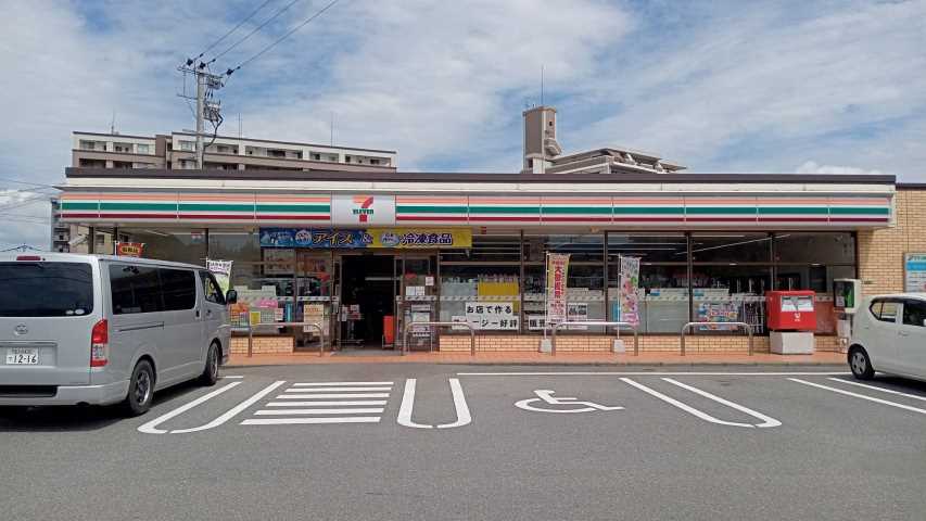 コンビニ　セブン－イレブン那珂川片縄東店（コンビニ）まで881m