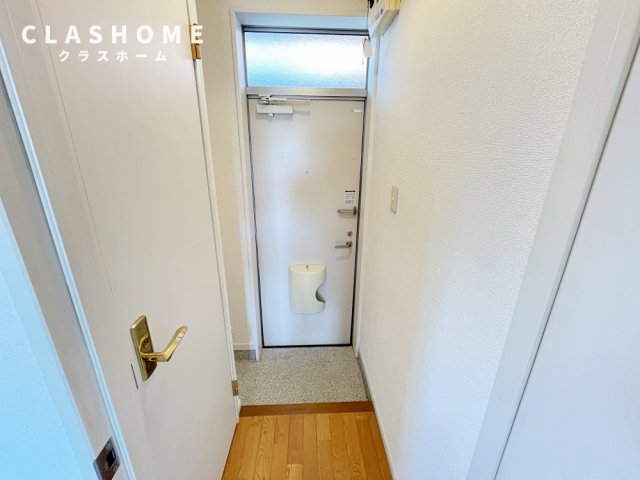 玄関　同物件の別部屋になります。