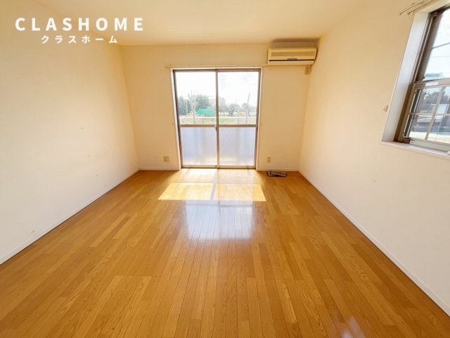 居室・リビング　同物件の別部屋になります。