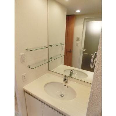 洗面設備　※同タイプの別のお部屋です。