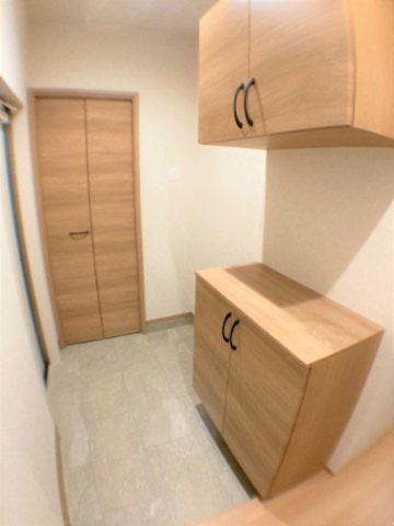 玄関　別部屋のお写真となります。