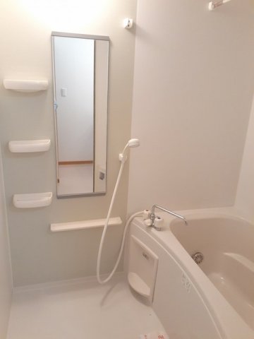 バス・シャワールーム　コンパクトで使いやすいお風呂です