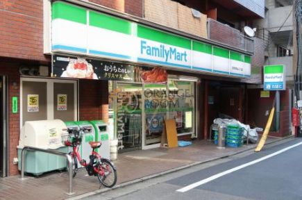 コンビニ　ファミリーマート目黒青葉台三丁目店（コンビニ）まで231m