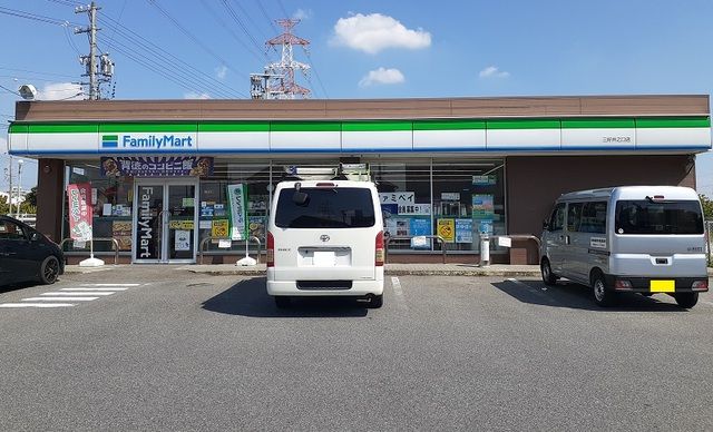 コンビニ　ファミリーマート（コンビニ）まで750m