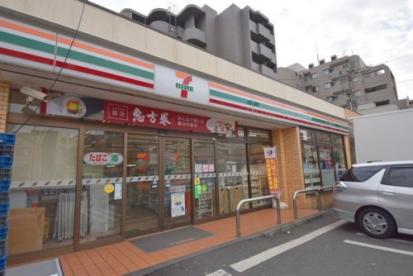 コンビニ　セブンイレブン新宿下落合駅北店（コンビニ）まで182m