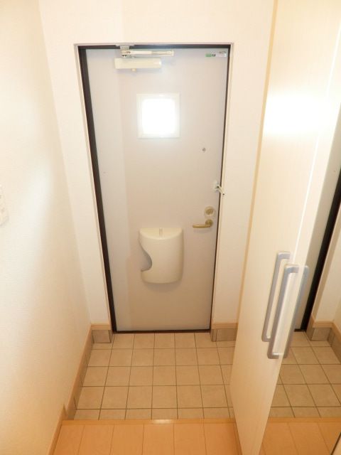 玄関　大きな下駄箱付の玄関です♪