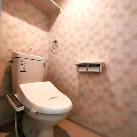 トイレ　温水シャワー、生活の快適さをしっかり感じられる設備です。