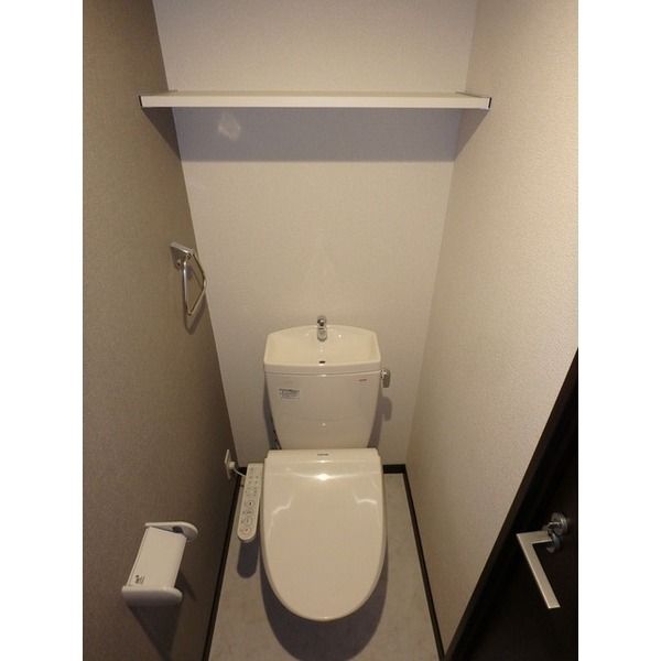 トイレ　落ち着いた色調のトイレです
