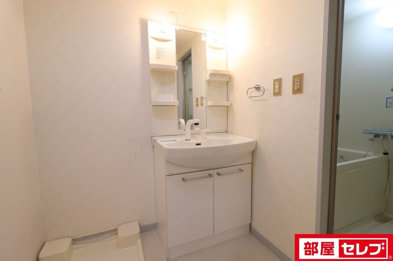 洗面設備　温水洗浄便座。