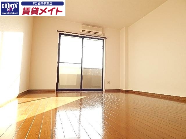 居室・リビング　同物件別部屋の写真
