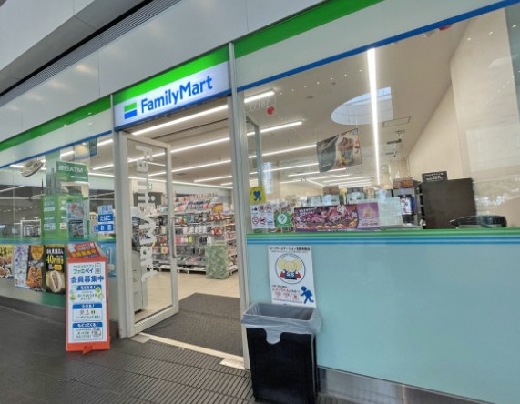 コンビニ　ファミリーマートソリッドスクエア店（コンビニ）まで460m