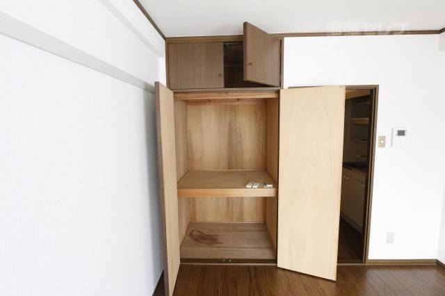 収納　押入れタイプなので、奥行きがあります。