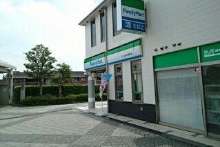 コンビニ　ファミリーマート（コンビニ）まで700m