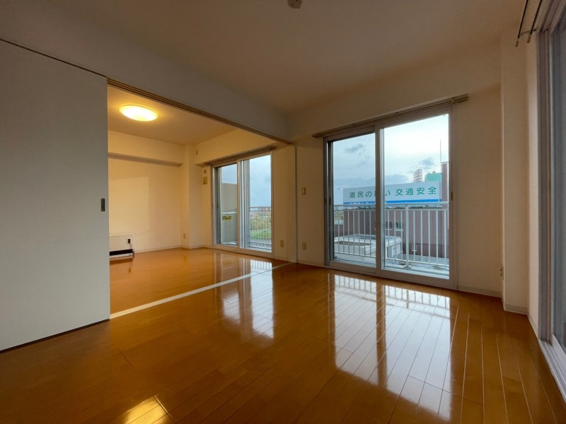 その他部屋・スペース　寝室はこちらです。光が差し込む、温かみのあるお部屋です。