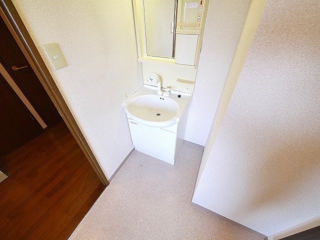 洗面設備　明るい洗面所です