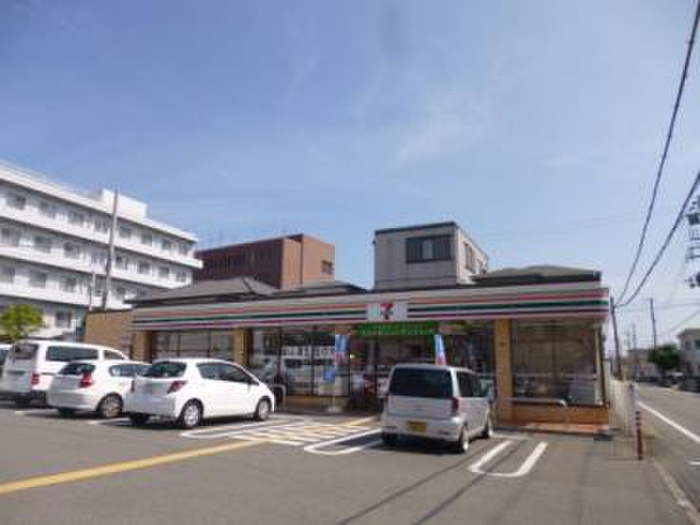 コンビニ　セブンイレブン（コンビニ）まで240m