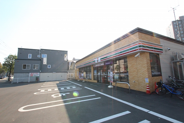 コンビニ　セブンイレブン札幌豊平6丁目店（コンビニ）まで180m