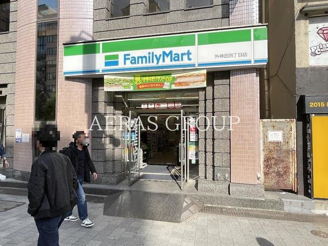 コンビニ　ファミリーマート 外神田四丁目店（コンビニ）まで142m