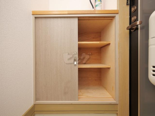 玄関　玄関にはシューズボックスも付いています！