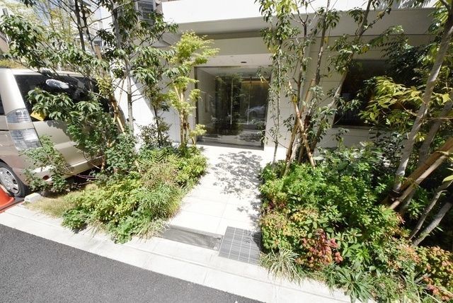 エントランス　★緑の多いエントランスです★