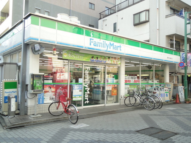コンビニ　ファミリーマート（コンビニ）まで700m
