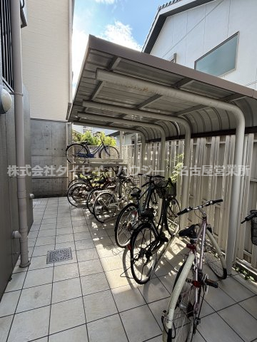 その他共有部分　自転車は雨に濡れず保管できます！