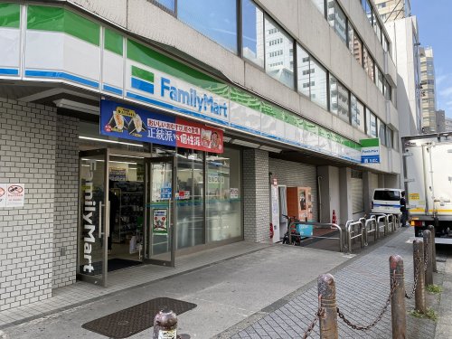コンビニ　ファミリーマート 池袋駅西店（コンビニ）まで69m