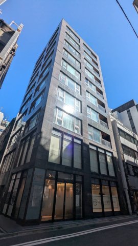 建物外観　東京駅徒歩3分に相応しい天然石を纏った重厚感のある外観