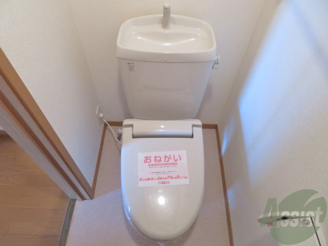 トイレ　こちらはトイレです。清潔感があり、安心して使用できます。