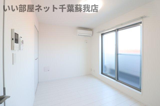 その他部屋・スペース　落ち着いた色調の寝室です