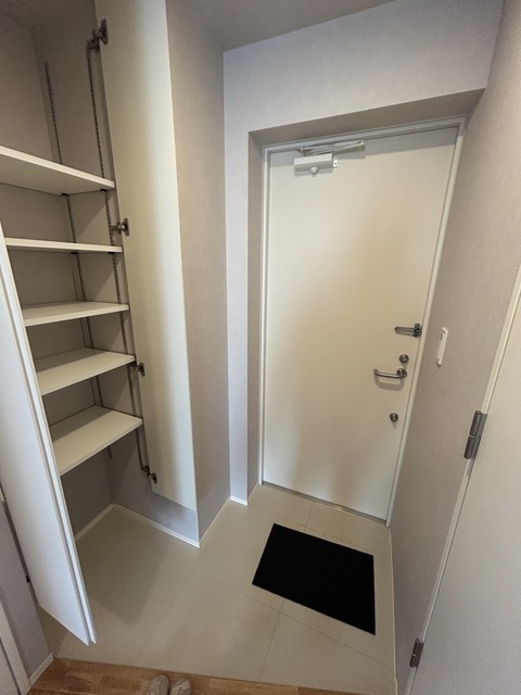 玄関　※同間取り別号室参考写真