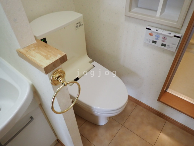 トイレ　嬉しい温水洗浄便座付きのトイレです。