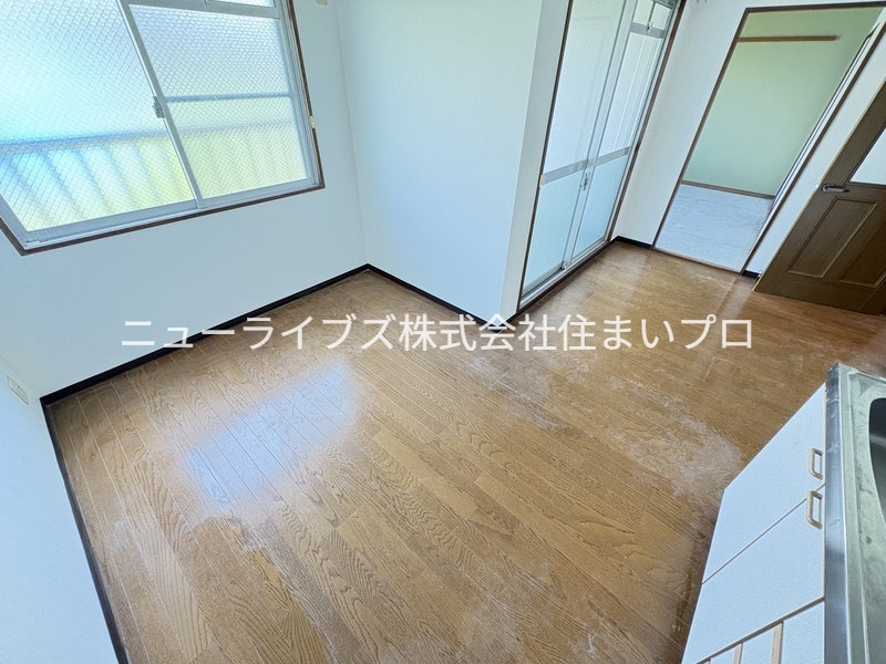 ＪＲ片町線 忍ケ丘駅 徒歩7分 3階建 築29年の居間写真