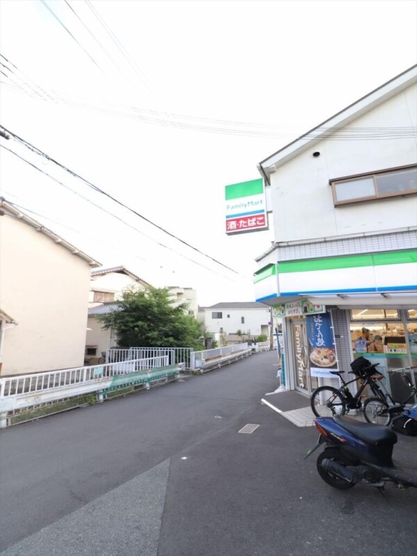 コンビニ　ファミリーマート吹田山手三丁目店（コンビニ）まで314m