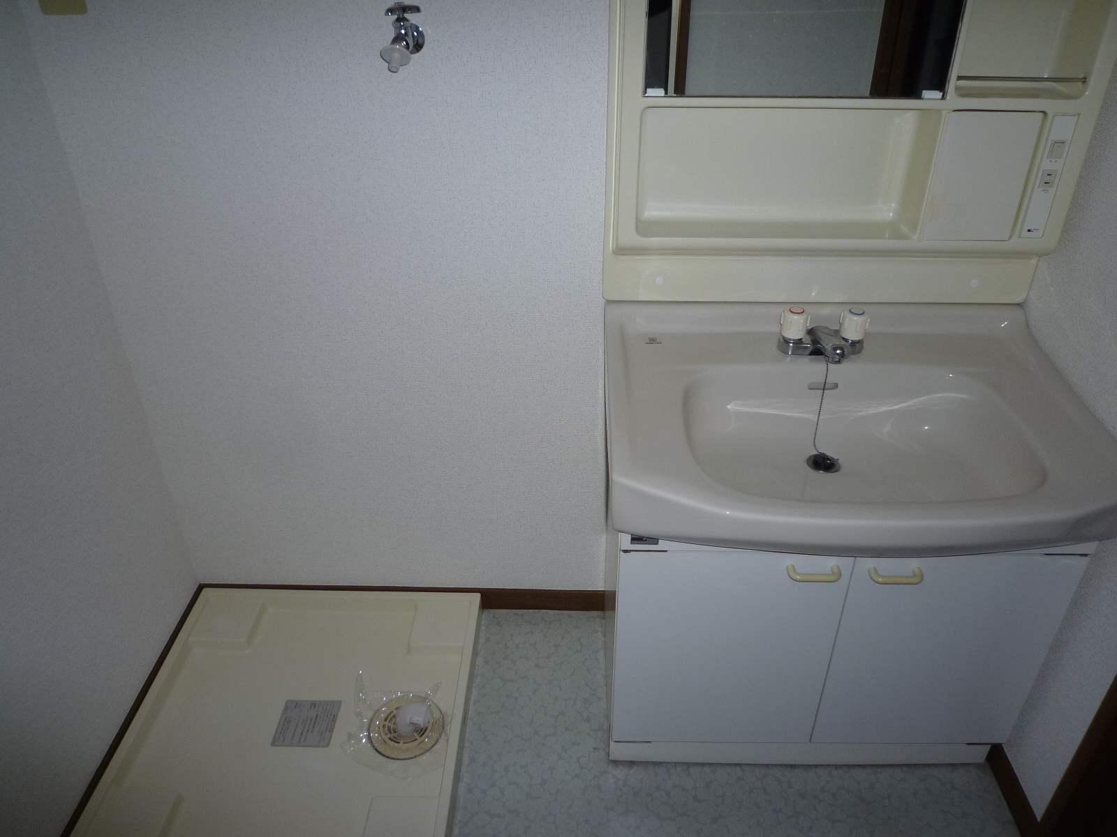 洗面設備　室内洗濯機置き場は洗面所にあります。